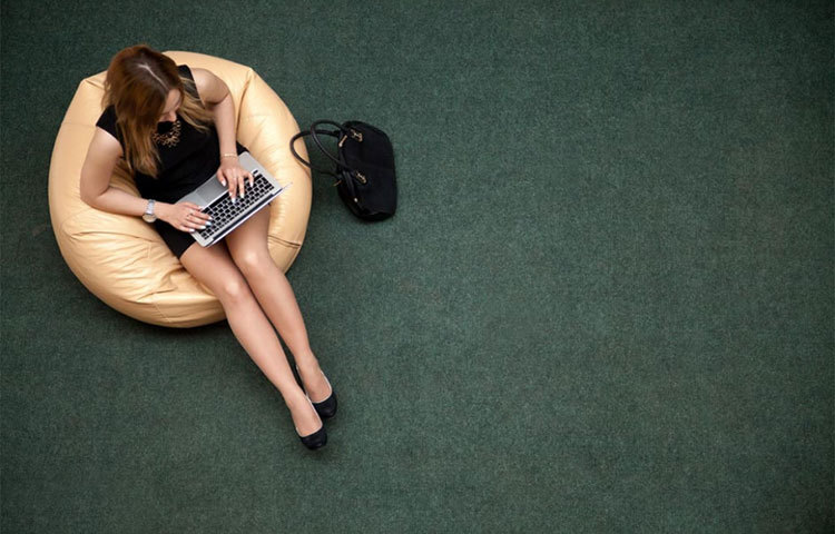 শুধু মাত্র পা ক্রস করে বসাই নয়, চিকিৎসকরা বলেন, একভাবে বেশিক্ষণ কখনওই বসে থাকা শরীরের জন্য ঠিক নয়। সে হাঁটু মুড়েই হোক, বা চেয়ারের উপর পা তুলেই হোক। এক ঘণ্টার ব্যবধানে অন্তত ১০ মিনিট হেঁটে আসা উচিত।