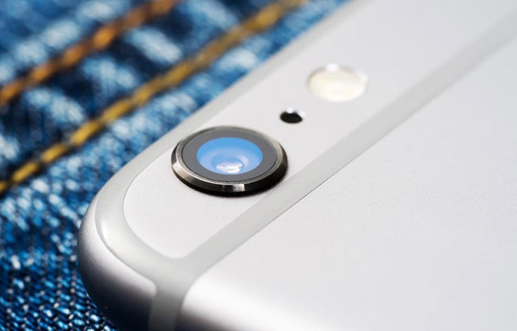 ফ্রন্টই হোক বা ব্যাক, ক্যামেরার মেগাপিক্সেল বাড়লেই যে ছবি সবসময় ভালো আসবে এমনটা ভাবা ভুল। তাই ফোন কেনার সময় ক্যামেরার আইএসও, পিক্সেল সাইজ, অটোফোকাস ইত্যাদি দেখে ফোন কিনুন।