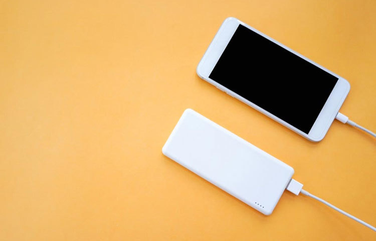 ব্যবহারকারীদের উপর স্মার্টফোনের ব্যাটারি লাইফ নির্ভর করে। আপনি যদি দিনের অর্ধেক সময়ই ফোনে অ্যাপ ব্যবহার করেন তবে আপনার ন্ন্যূতম ৩৫০০ এমএইচের ব্যাটারি প্রয়োজন। তার থেকে কম ব্যবহার করলে ৩০০০ এমএইচের ব্যাটারিই যথেষ্ট।