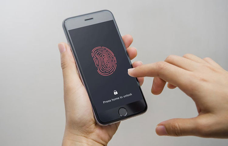 যেহেতু স্মার্টফোন বিষয়টি খুব ব্যক্তিগত, তাই ‘এক্সট্রা সিকিউরিটি’ যুক্ত ফোন যেমন ফিঙ্গার প্রিন্ট ভেরিফিকেশান, ফোল্ডার লক সিস্টেম ইত্যাদি বৈশিষ্ট্য দেখেই ফোন কেনা উচিত।