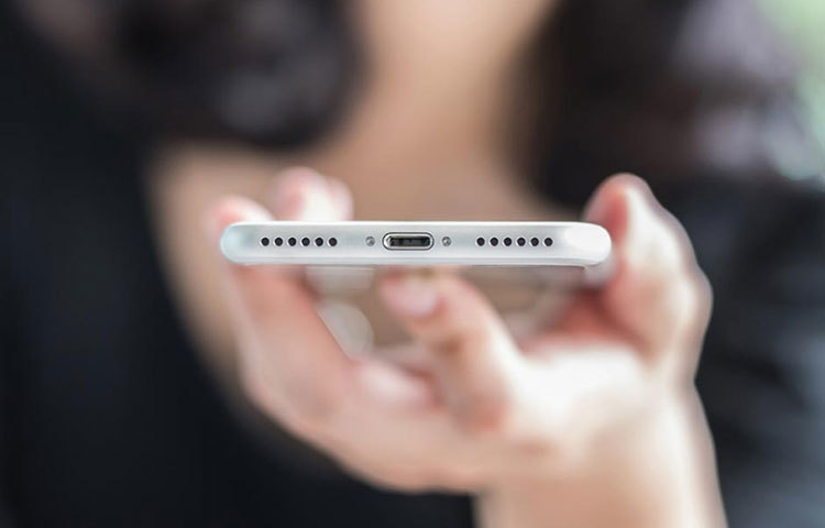 অনেক সময়ই নতুন ফোন কেনার কিছুদিনের মধ্যেই ফোনের অডিও সাউন্ড কমে যায় অথবা ভিডিও এডিটের সময় ঠিকমতো শব্দ শোনা যায় না। এসব থেকে মুক্তি পেতে ফ্রন্ট ফেসিং স্পিকারযুক্ত ফোন কেনা উচিত।