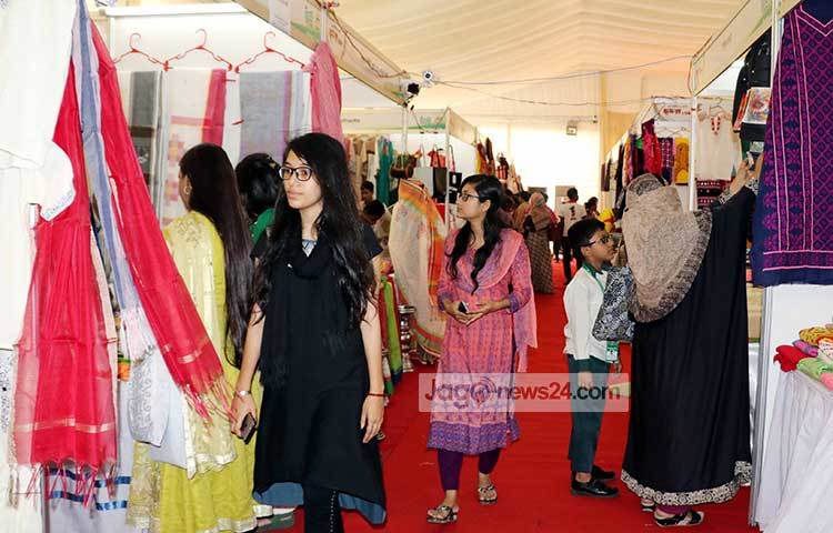 শনিবার ছুটির দিনে জমে উঠেছে এসএমই মেলা। ক্ষুদ্র ও মাঝারি উদ্যোক্তাদের তৈরি বাহারি সব দেশীয় পণ্যের জন্য ভিড় জমিয়েছেন ক্রেতা-দর্শনার্থীরা। প্রতিটি দোকানে প্রচুর লোকসমাগম। ছবি : বিপ্লব দিক্ষিৎ