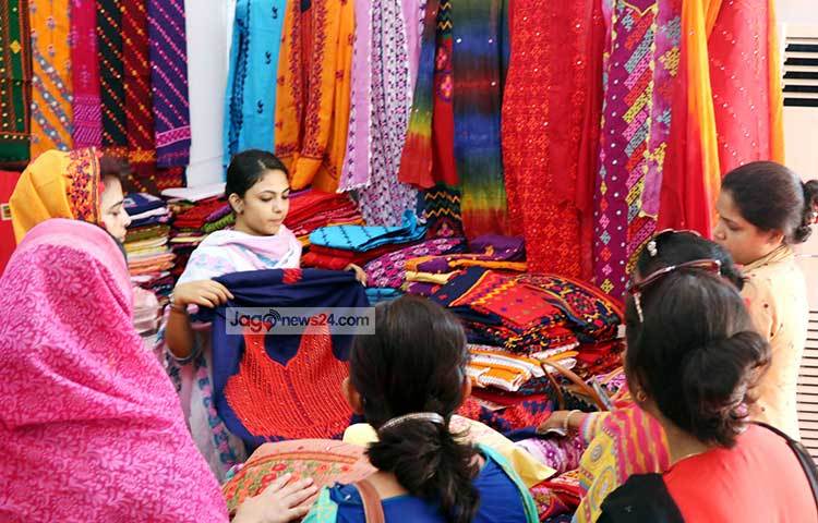 মেলায় কেউ আসছেন কিনতে, কেউ আসছেন দেখতে। সব মিলিয়ে ক্রেতা-বিক্রেতা আর উদ্যোক্তাদের মিলনমেলায় পরিণত হয়েছে জাতীয় এসএমই মেলা। ছবি : বিপ্লব দিক্ষিৎ