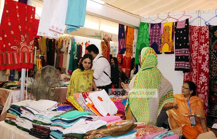 রাজধানীর বঙ্গবন্ধু আন্তর্জাতিক সম্মেলন কেন্দ্রে আয়োজিত পাঁচ দিনব্যাপী এ মেলা আগামীকাল (রোববার) শেষ হবে। মেলায় বাহারি সব দেশীয় পণ্যের পসরা সাজিয়েছেন উদ্যোক্তারা। ছবি : বিপ্লব দিক্ষিৎ