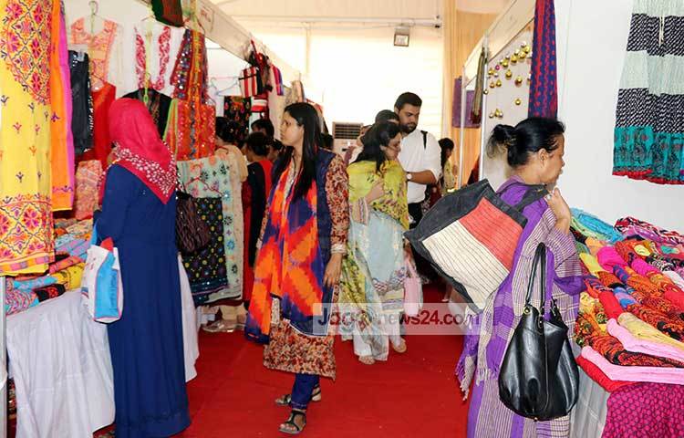 বিভিন্ন নকশা করা পোশাক, পাটজাতপণ্য, খাবার, জুতা, চামড়া পণ্য, প্লাস্টিক, হস্তশিল্পসহ বিভিন্ন পণ্য মেলায় প্রদর্শিত ও বিক্রি হচ্ছে। ক্রেতাদের আকর্ষণে রয়েছে বিভিন্ন অংকের নগদ মূল্যছাড়। ছবি : বিপ্লব দিক্ষিৎ