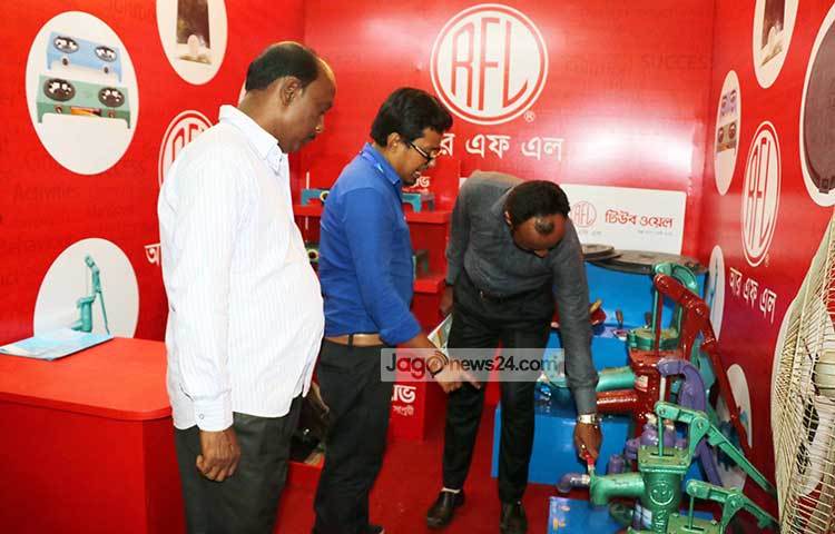 আরএফল-এর স্টলে ক্রেতারা আরএফএল টিউবওয়েল দেখছেন। ছবি : বিপ্লব দিক্ষিৎ