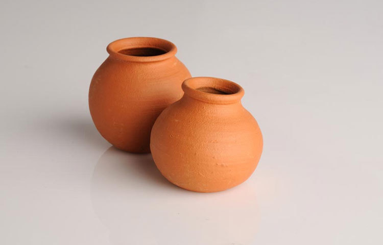 মাটির পাত্রের প্রাকৃতিকভাবেই পানি ঠান্ডা রাখার গুণ আছে। আবহাওয়া ও জলবায়ুর সঙ্গে এটি জলের তাপমাত্রাকে নিয়ন্ত্রণ করতে পারে।