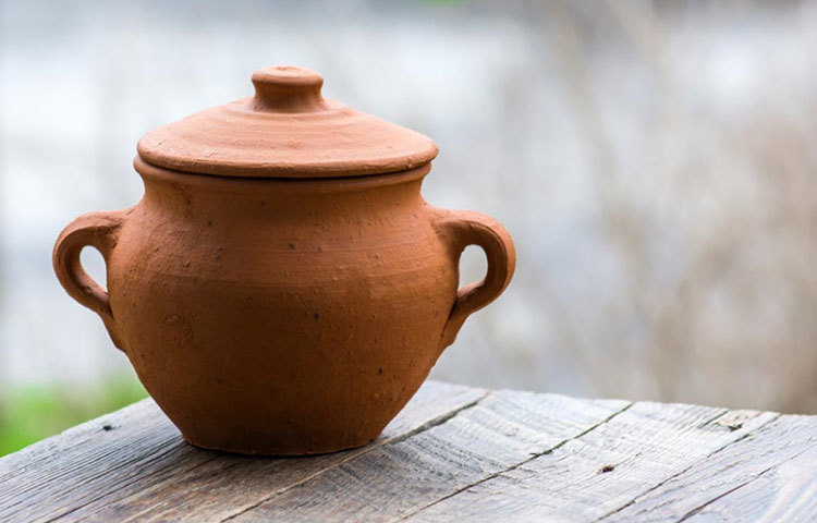 মাটির খনিজের মধ্যে অ্যালকালিন থাকে, যা জলের সাথে মিশে জলকে জীবাণু মুক্ত করে। তাছাড়া প্রাকৃতিকভাবে ঠান্ডা হওয়া পানি গলার পক্ষেও খুবই উপকারী।