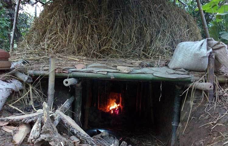 মাটির তৈরি জিনিসপত্র আগুনে পুড়ের পাকানো হচ্ছে।