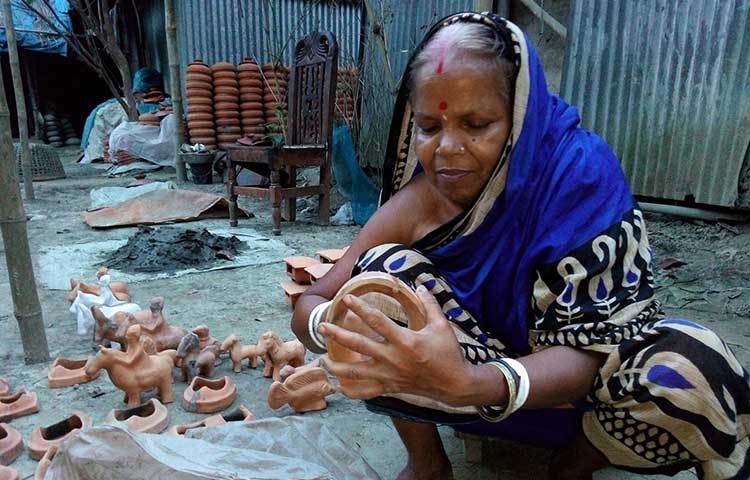 এ বাড়ির বেশিরভাগ মানুষই মাটির তৈরি জিনিসপত্র বিক্রি করে জীবিকা নির্বাহ করছে। হাড়ি, পাতিল, খোড়া, বাটিসহ নিত্যপ্রয়োজনীয় বিভিন্ন মাটির তৈরি সামগ্রী তৈরি করেন তারা।