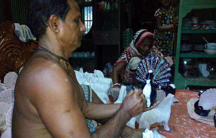 মাটির তৈরি পুতুল, ঘোড়া, হাতি, ময়ূর, খেলনা, থালা-বাসন, মাছসহ বিভিন্ন প্রকার মাটির সামগ্রী নিপুণভাবে তৈরি করছেন মৃৎশিল্পীরা।