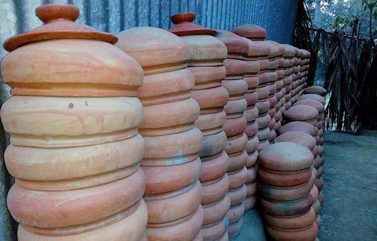 মাটির তৈরি তৈজষপত্র সাজিয়ে রাখা হয়েছে।