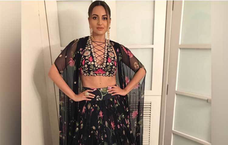 ৪ কোটির নিচে কখনো পারিশ্রমিক নেন না সোনাক্ষী সিনহা।