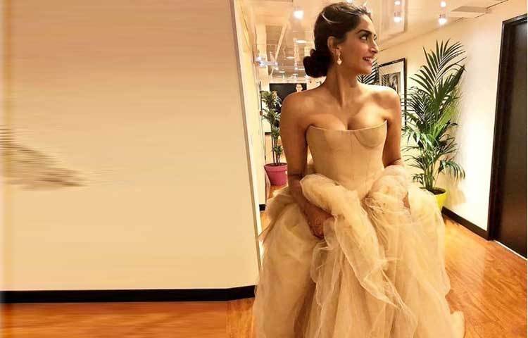 রিসেপশনের পর পরই কানের উদ্দেশে রওনা দেন সোনম কাপুর।