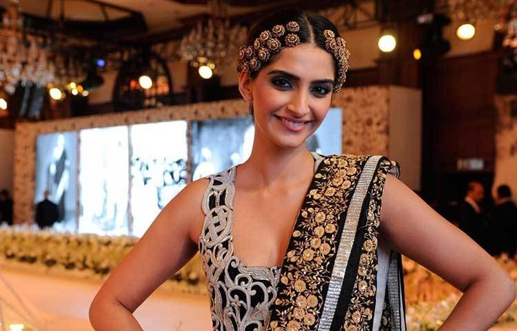 সোনম কাপুর : সোনার চামচ মুখে নিয়ে জন্মালেও নিজের পায়ে দাঁড়ানোর মরিয়া চেষ্টা ছিল সোনমের। তিনি জানিয়েছেন, এক সময় অ্যাসিস্ট্যান্ট ডিরেক্টর হিসেবে কাজ শুরু করেছিলেন। বেতন পেতেন তিন হাজার টাকা।