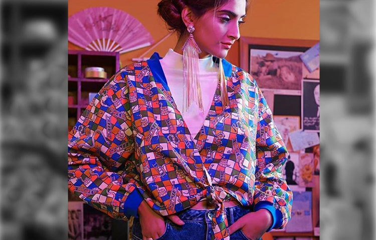 রঙেচঙে ফ্যাশন। বলিউড আইকন বলে কথা।