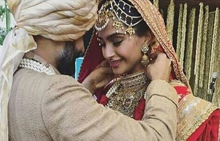 সোনমের গলায় মঙ্গলসূত্র।