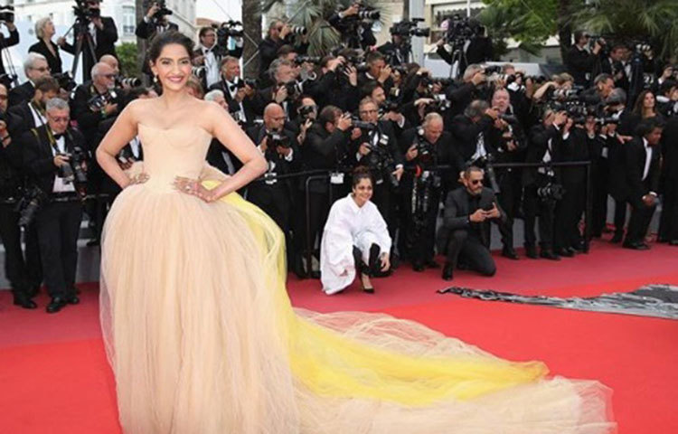 রেড কার্পেটে সোনাম। ‘ওয়েডিং গাউন’-এ সবাইকে তাক লাগিয়ে দিয়েছেন।