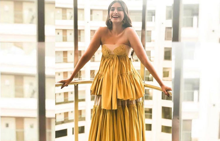 সোনার মেয়ে সোনম। সোনলি আলোয় আলোকিত তিনি।