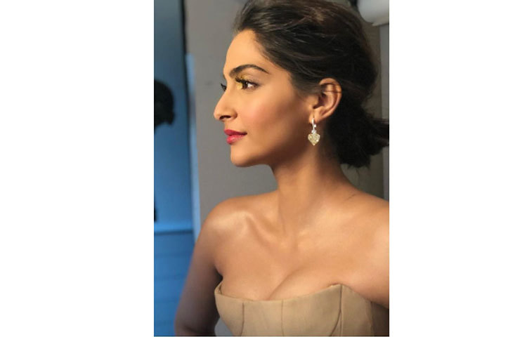 হাতের মেহেদি নিয়েই আন্তর্জাতিক চলচ্চিত্র উৎসবে হাজির হয়েছিলেন সোনম।