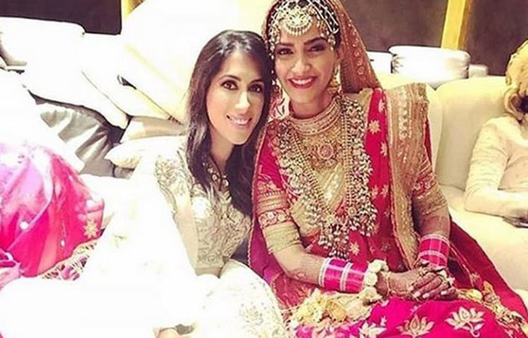 লাল লেহেঙ্গায় বইয়ের সাজে সোনম।