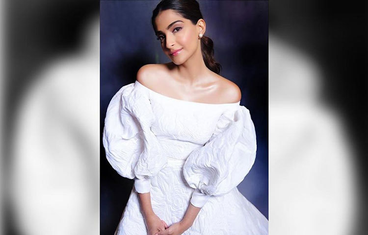 ছোট্টবেলার সেই পরী সেজেছেন সোনম।