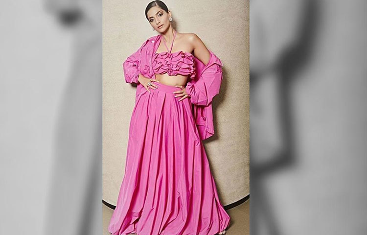 পিঙ্ক কালারে সেজেছেন তিনি