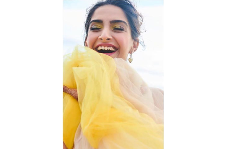 ‘ওয়েডিং গাউন’-এ কানে আসতে পেরে অনেক হাসিখুশি সোনাম।