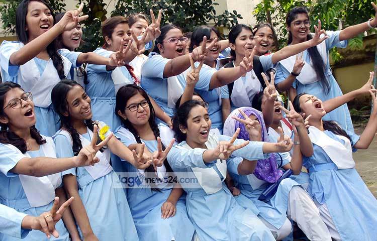 ভালো ফলাফল করায় ‘ভি’ চিহ্ন দেখাচ্ছে ভিকারুননিসা নূন স্কুল অ্যান্ড কলেজের ছাত্রীরা। ছবি : বিপ্লব দিক্ষিৎ