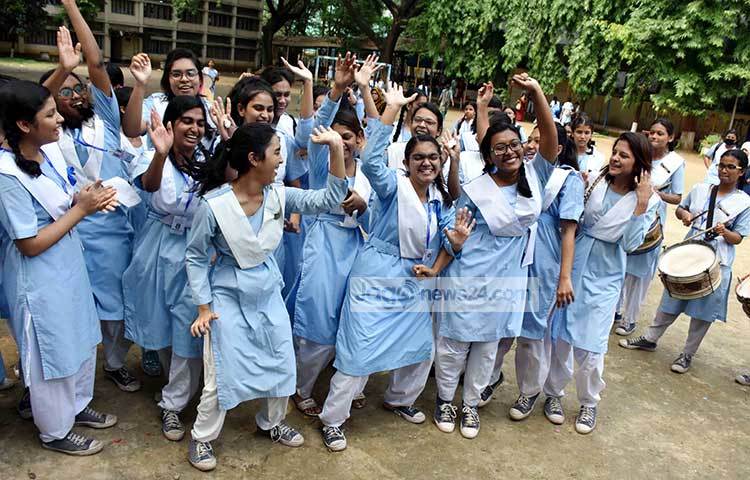 আনন্দে নৃত্য পরিবেশন করছে ভিকারুননিসা নূন স্কুল অ্যান্ড কলেজের ছাত্রীরা। ছবি : বিপ্লব দিক্ষিৎ