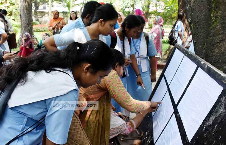নোটিশ বোর্ডে ফলাফল দেখছে শিক্ষার্থীরা। ছবি : বিপ্লব দিক্ষিৎ