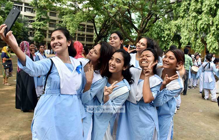 আনন্দঘন এই মুহূর্তকে সেলফি বন্দি করছে শিক্ষার্থীরা। ছবি : বিপ্লব দিক্ষিৎ