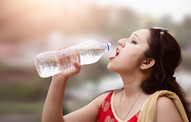রোদ থেকে এসেই সঙ্গে সঙ্গে ঠান্ডা পানি পান করবেন না।