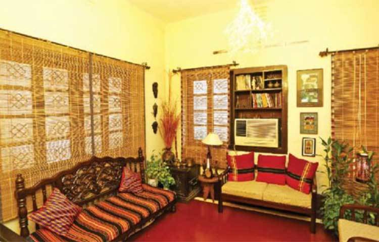 বাজারের খেসের পর্দা কিনে নিয়ে এসে জানলায় লাগিয়ে দিন। সুযোগ মতো মাঝে মাঝে সেটিকে জল দিয়ে ভিজিয়ে দিন।