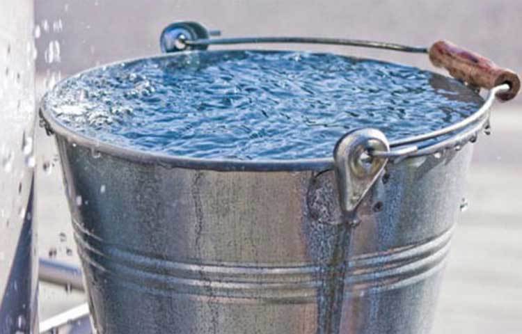 ঘর মোছার সময় জলের মধ্যে বেশ খানিকটা পরিমাণ নুন ঢেলে নিন। নুন জল দিয়ে ভিজে ভিজে করে ঘর মুছতে পারলে ঘরের তাপমাত্রা অনেকটাই নিয়ন্ত্রণে থাকবে।