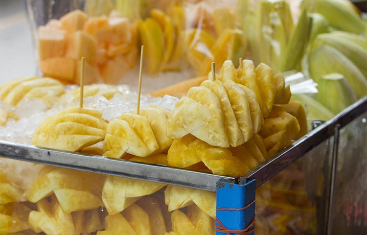 গরম লাগছে বলেই রাস্তা থেকে কাটা ফল, সরবত কিনে খাবেন না। এতে রোগ সংক্রমণ হয়।