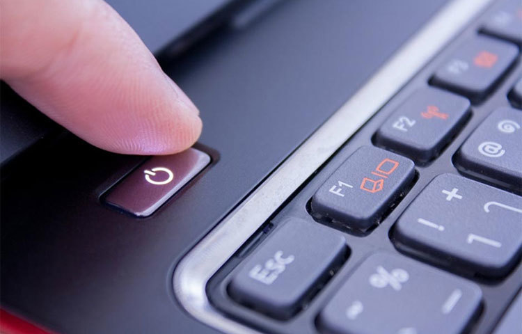 কাজ না থাকলে কম্পিউটার ও ল্যাপটপ বন্ধ করে রাখুন। কম্পিউটার ও ল্যাপটপ প্রচুর তাপ উৎপন্ন করে, যা ঘরকে গরম করে ফেলে। তাই ঘর ঠান্ডা রাখতে চাইলে অপ্রয়োজনে এসব গ্যাজেট চালিয়ে না রাখাই ভাল।