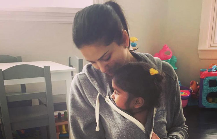 ৮ বছরের শিশুকে ৭দিন আটকে রেখে লাগাতার ধর্ষণ তারপর খুন। ভারতের জম্মুর কাঠুয়ার এই ভয়াবহ ঘটনা শিহরণ জাগিয়েছে অনেকের মনেই। এবার সোশ্যাল সাইটে ২ বছরের ছোট্ট মেয়ে নিশা ওয়াবার কউরকে বুকের মধ্যে আঁকড়ে ধরে ছবি পোস্ট করেছেন সানি লিওন। যেখানে দেখা যাচ্ছে সানি তার মেয়েকে নিজের জ্যাকেট মধ্যে ঢেকে রেখেছেন।