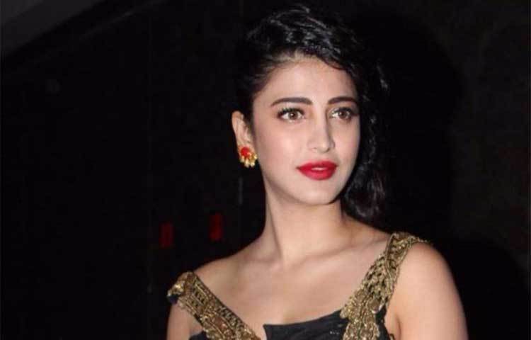 শ্রুতি হাসান : ‘আর্লি টু বেড, আর্লি টু রাইজ’ মন্ত্র মেনে চলেন কমল হাসান-কন্যা। রাতে ৯টার মধ্যেই বিছানায় চলে যান। ঘুম ভাঙে একদম রাত ৩টায়।