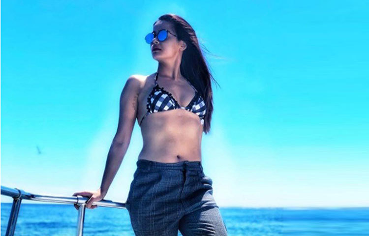 বেশিরভাগ ছবিই সুরভিনের একার। নীল সমুদ্রের ধারে বিকিনি লুকে নজর কেড়েছেন নায়িকা।