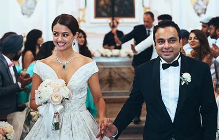 ২০১৫ সালে ইতালিতে গোপনে বিয়ে হয়েছিল সুরভিনের। এই বিয়ের কথা তিনি গত বছর ডিসেম্বরে প্রকাশ্যে এনেছিলেন।