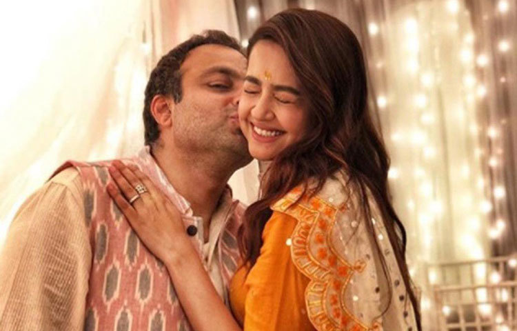 সোশ্যাল মিডিয়ায় স্বামীর সঙ্গে ছবি পোস্ট করে লিখেছিলেন, ‘বিবাহিত...চিরপ্রেম... আমাদের আশীর্বাদ ও ভালোবাসা দিন।’