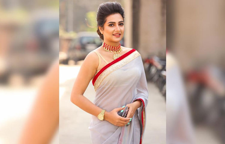 শাড়িতেও ব্যতিক্রমী শুভশ্রী। মাঝে মধ্যে তিনি শাড়ি পরেন।