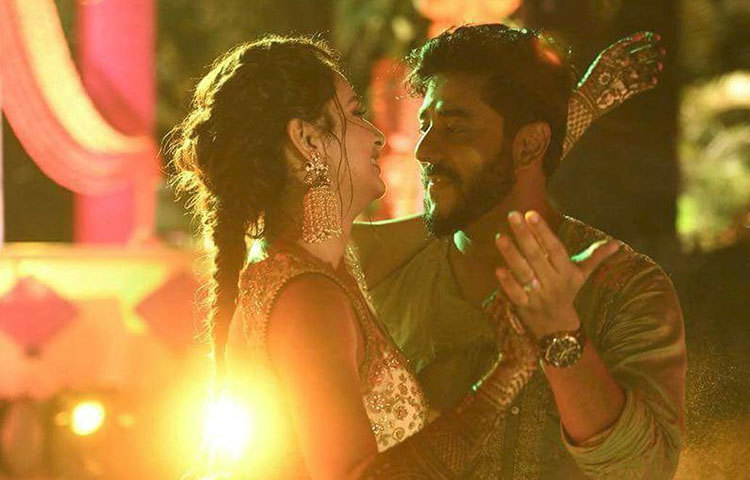 আর কিছুক্ষণ পরেই শুরু হবে বিয়ের অনুষ্ঠান। তার আগে সঙ্গীতের তালে তালে পা মেলালেন রাজ-শুভশ্রী। ঝলমলে আলো, সঙ্গীত আর যুগলের নাচের তালে মায়াবী হয়ে উঠল গোটা পরিবেশ।