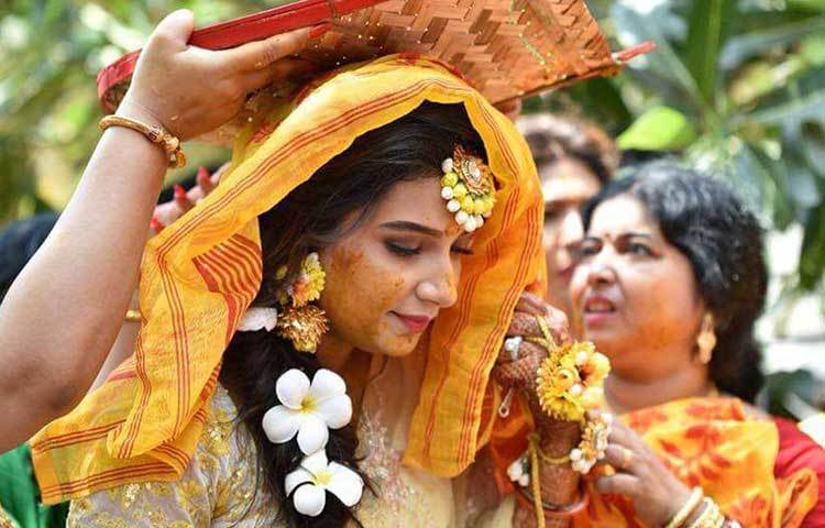 সকাল থেকেই সাজো সাজো রব ছিল দক্ষিণ চব্বিশ পরগনার বাওয়ালি রাজবাড়িতে। পৌঁছে গিয়েছিলেন দুই পরিবারের আত্মীয় ও বন্ধুরাও।