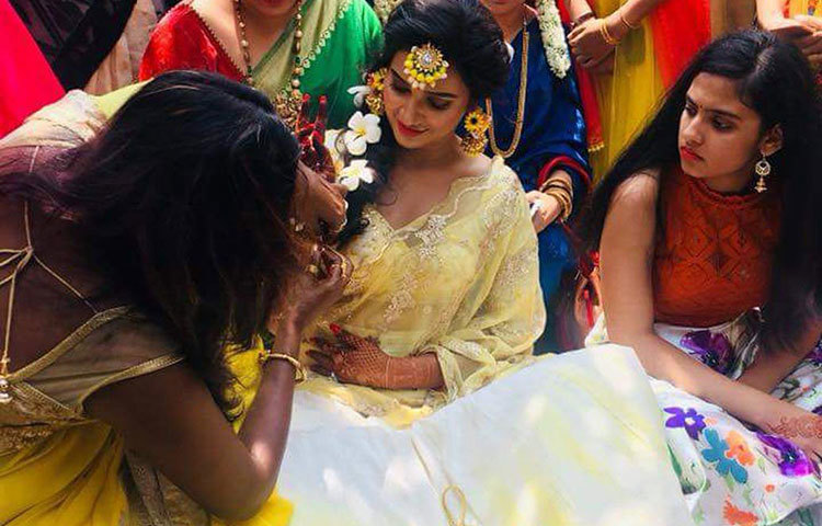 সাবেকী সাজ বরাবরই পছন্দ শুভশ্রীর। গায়ে হলুদেও সেজেছিলেন সেই ভাবেই। অফ হোয়াইট লেহেঙ্গার সঙ্গে ফুলের গয়নায় অপূর্ব লাগছিল শুভশ্রীকে।