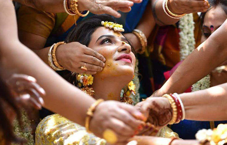 প্রথমে গায়ে হলুদ হয় রাজের। নায়িকা তখন সাজতে ব্যস্ত ছিলেন। ফটোশুটও চলছিল জোর কদমে। পরে মঞ্চে আসেন শুভশ্রী।