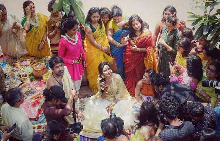 আত্মীয়-বন্ধুদের সমাগমে সমস্ত রীতি মেনেই হল গায়ের হলুদের অনুষ্ঠান। শুভশ্রী বর্ধমানের মেয়ে। সমস্ত উপাচার নিয়ে পুরোহিতও এসেছিলেন বর্ধমান থেকেই।