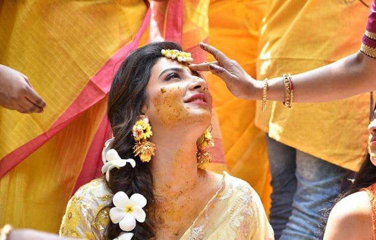 বিয়েতে লাল বেনারসী, চন্দন আর সোনার গয়নায় সাবেকী সাজই পছন্দ নায়িকার। মেকআপ হবে পরিপাটি। গায়ে হলুদে নায়িকা বেছেছেন পূজা প্রসাদের ডিজাইন করা লেহেঙ্গা।