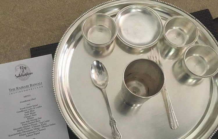 রাজ-শুভশ্রীর বিয়ে বলে কথা। মধ্যাহ্নভোজে ছিল হরেক রকম পদ। থালা সাজিয়ে সাবেকী ধাঁচে অতিথিদের খাবার পরিবেশন করা হয়।